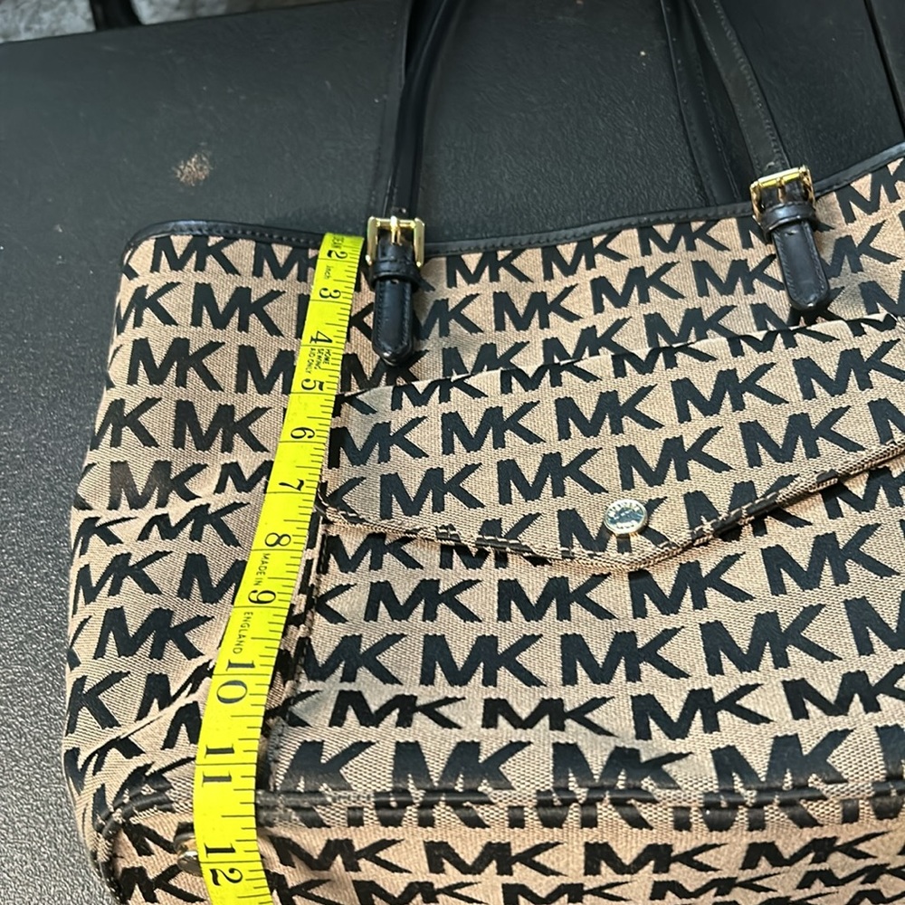 Michael Kors EUC Large Handbag - Picture 16 of 16